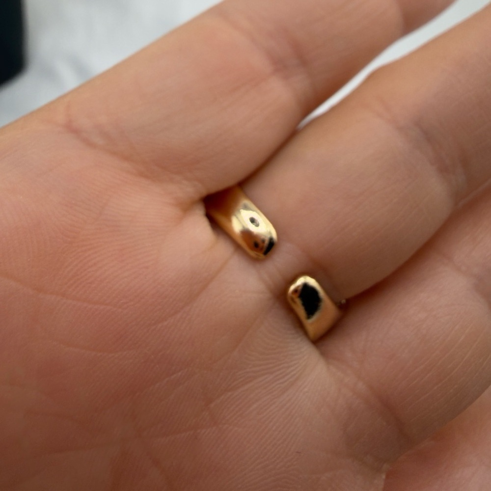 Elegant Gold Butterfly Ring - Picture 6 of 8